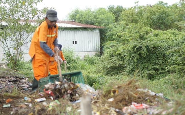 Wujudkan Lingkungan Sehat, KLHK dan Pemkab Karawang Gotong Royong Bersihkan Sampah Liar