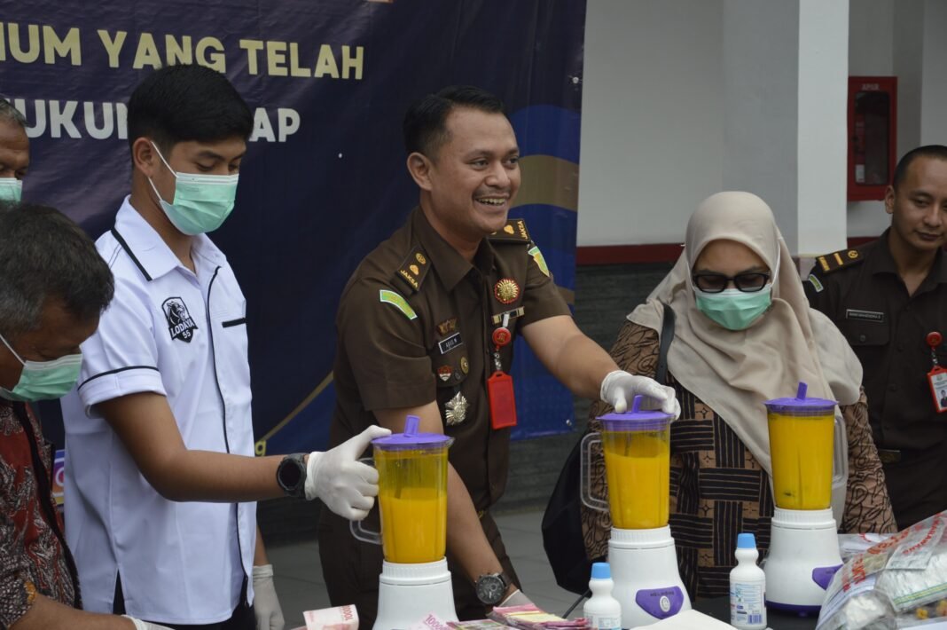 Kejari Karawang Tegaskan Komitmen Berantas Kejahatan Lewat Pemusnahan Barang Bukti