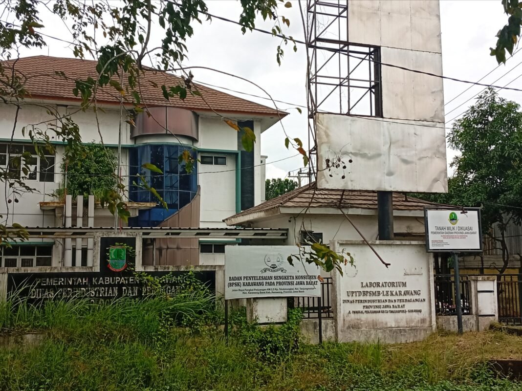 Rumput Liar Tutupi Papan Nama Laboratorium Dinas, Diduga Langgar Aturan Pemeliharaan Aset