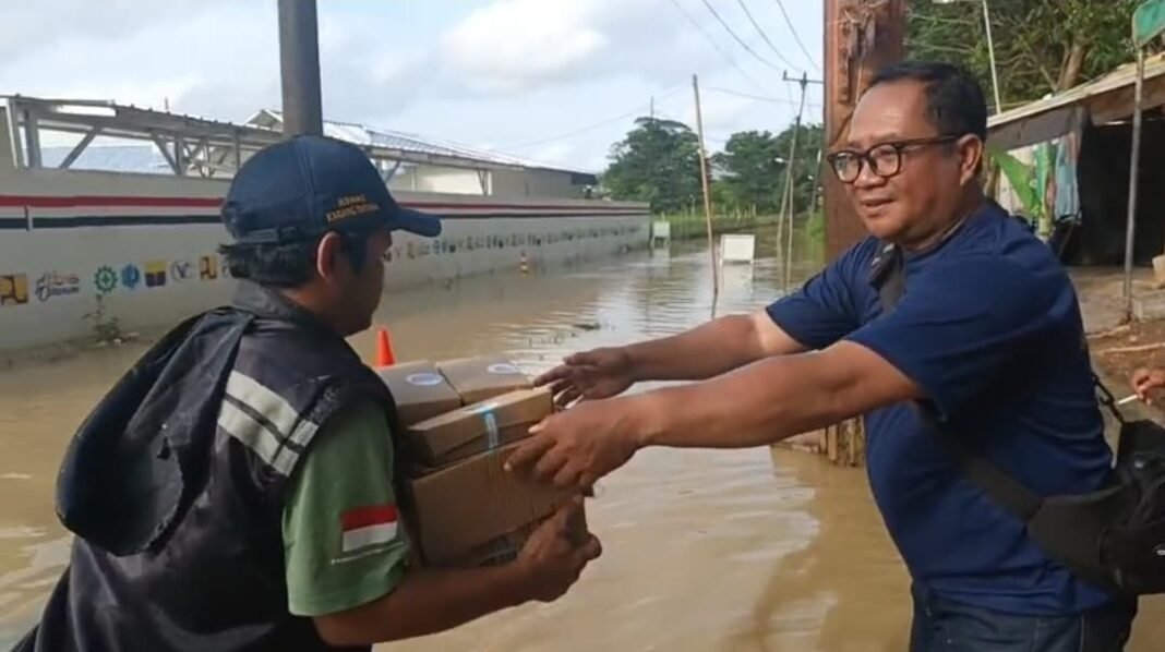 Berbagi Tanpa Batas, IWO Indonesia Karawang Hadir di Lokasi Banjir Sungai Cibeet–Citarum