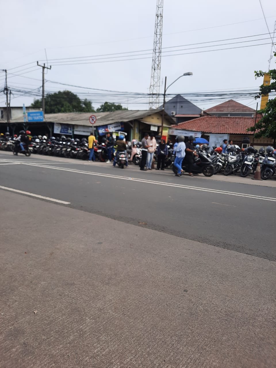 Setahun Lebih Tak Tertib, Parkir Motor Depan Polres Karawang Jadi Sorotan Publik