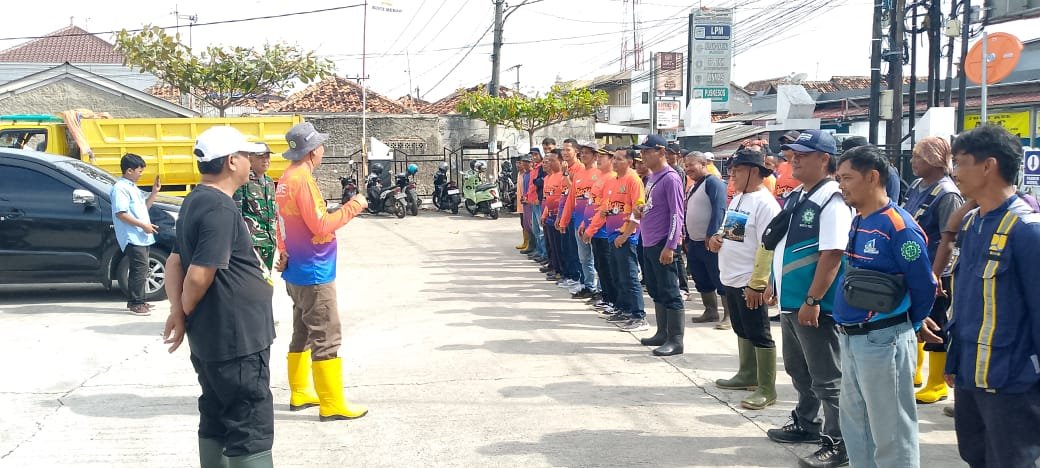 Kolaborasi Pemuda dan Pemerintah, Rescue Karang Taruna Karawang Bersihkan Lingkungan