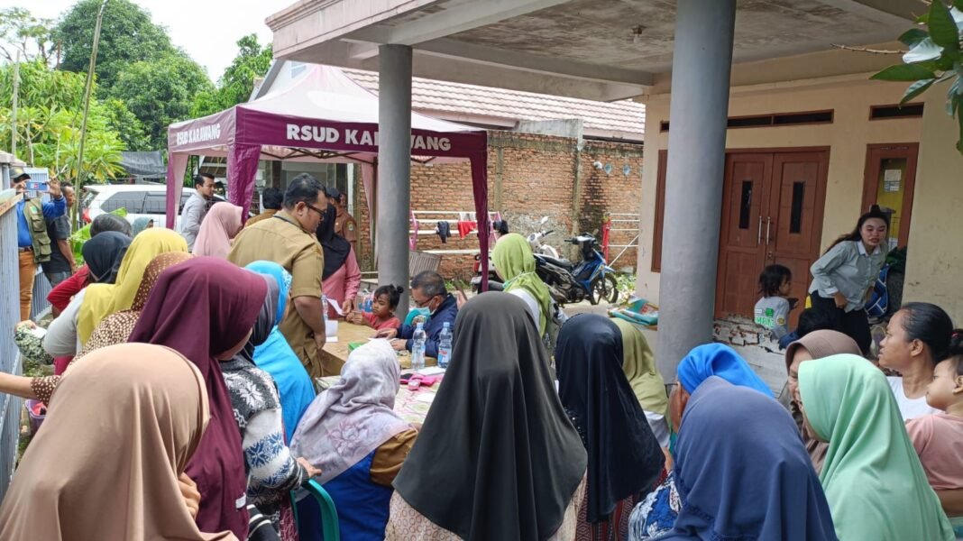 Di Tengah Banjir, RSUD Karawang Bawa Layanan Kesehatan Hingga ke Kampung Warga