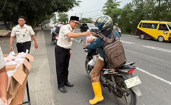Lapas Karawang Tebar Kebaikan Ramadan, 200 Paket Takjil Dibagikan kepada Warga