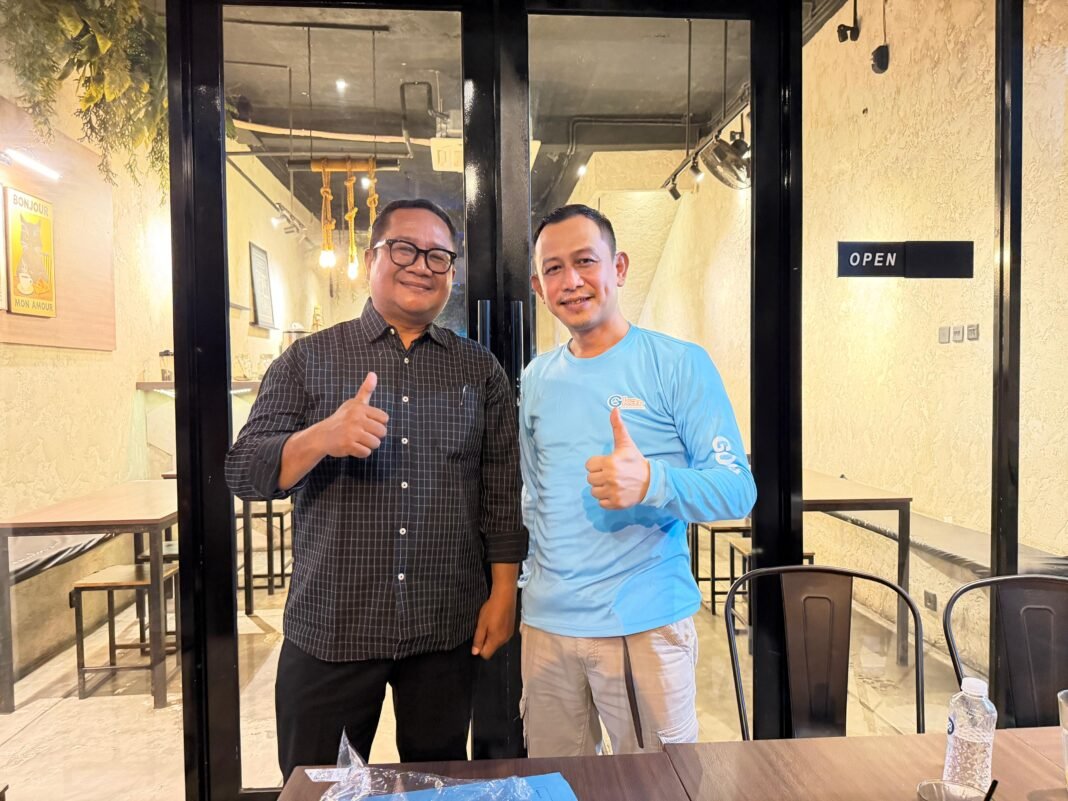 Pertemuan Founder GOKAR dan DPRD Karawang Ditutup Penyerahan Simbolis Kaos GOKAR