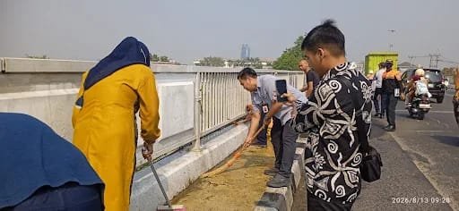 Dishub Karawang Gerakkan GEBRAK LALIN ASRI untuk Bersihkan Jalan dan Jembatan