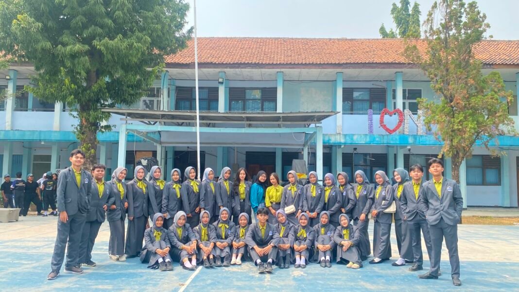 Abadikan Kenangan Sebelum Lulus, Siswa XII MPLB 3 SMKN 2 Karawang Ikuti Foto Ijazah