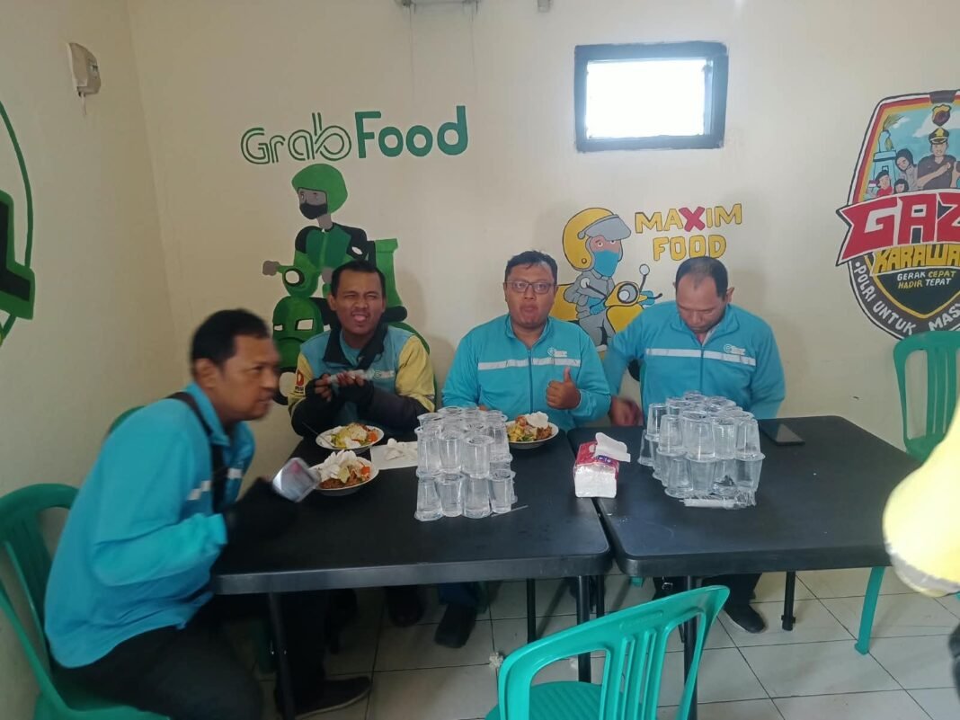Ada Makan Siang Gratis! Driver GOKAR Singgah di Warung Ojol Polresta Karawang 