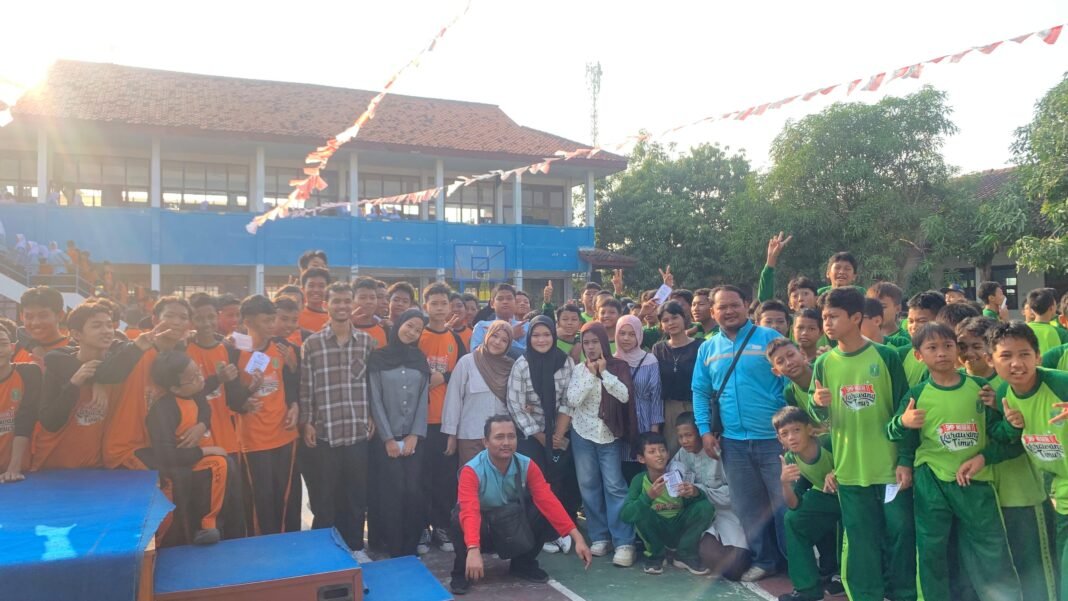 GOKAR Peduli Sekolah Sambangi SMPN 1 Karawang Timur, Siswa Antusias Belajar Transportasi Digital 